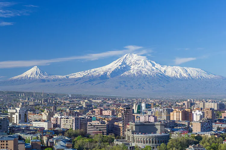 1080px-mount_ararat_and_the_yerevan_skyline_in_spring_50mm.jpg