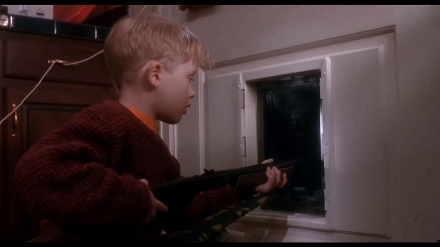 Home alone exercises. Один дома Кевин с ружьем. Один дома ловушки. Один дома кадры с ружьём. Дробовик из фильма один дома.